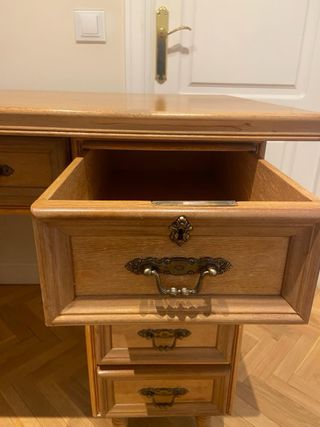 Escritorio de madera con cajones