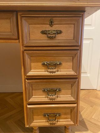 Escritorio de madera con cajones