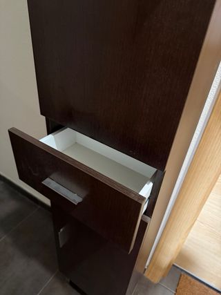 Mueble auxiliar de madera marrón