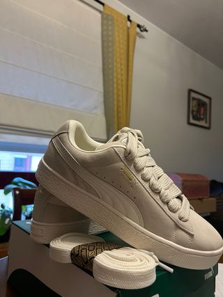 Sapatilhas Puma Suede bege e branco