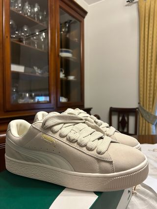 Sapatilhas Puma Suede bege e branco