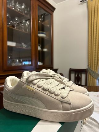 Sapatilhas Puma Suede bege e branco