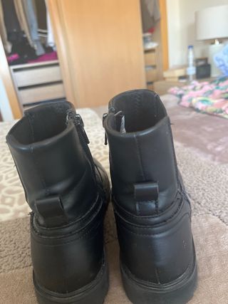 Botines negros niña