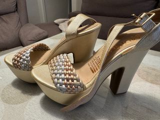 Sandalias YONICA tacón dorado y plateado