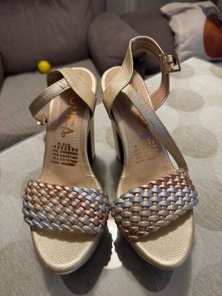 Sandalias YONICA tacón dorado y plateado