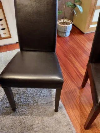 Juego de 4 sillas polipiel negras con fundas grise