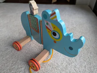 Rinoceronte de madera para arrastrar