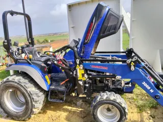Tractor Farmtrac 3000 H con pala