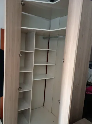 Armario esquinero grande y Mesita