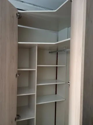 Armario esquinero grande y Mesita