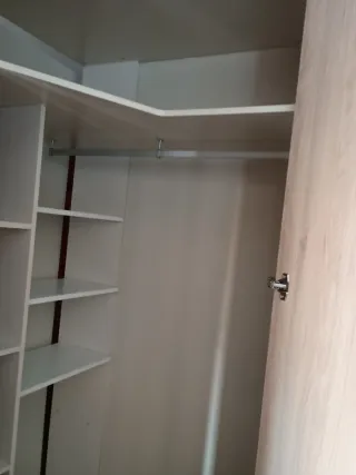 Armario esquinero grande y Mesita