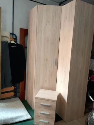 Armario esquinero grande y Mesita