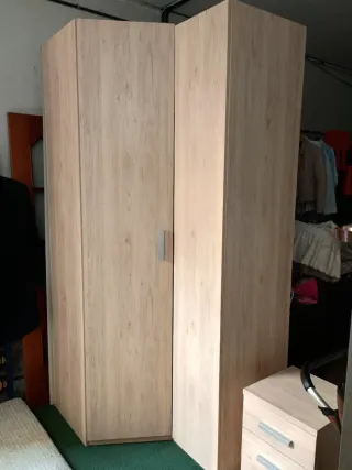 Armario esquinero grande y Mesita