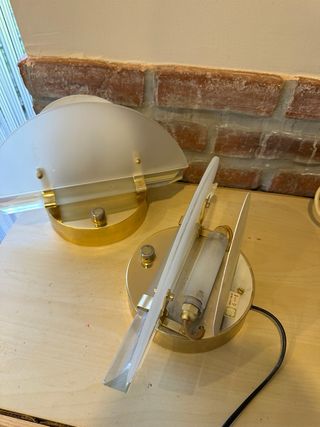 Lámparas de mesilla doradas y transparentes