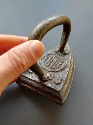 Plancha antigua de hierro fundido. Anticuarios.