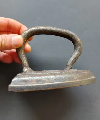 Plancha antigua de hierro fundido. Anticuarios.