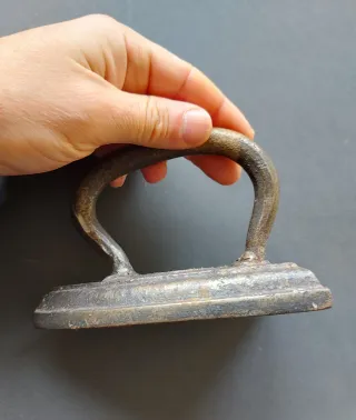 Plancha antigua de hierro fundido. Anticuarios.