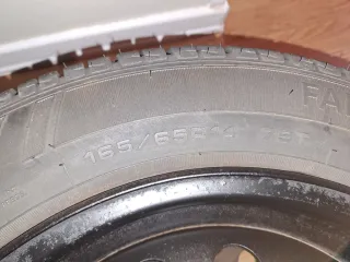 Llantas de chapa con neumáticos y tapacubos