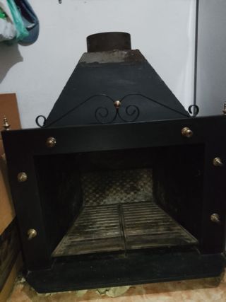 Chimenea de hierro negra.