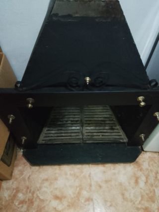 Chimenea de hierro negra.