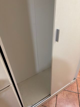 Armario blanco y plateado