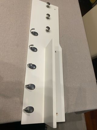 Colgador, estante de pared blanco y plateado