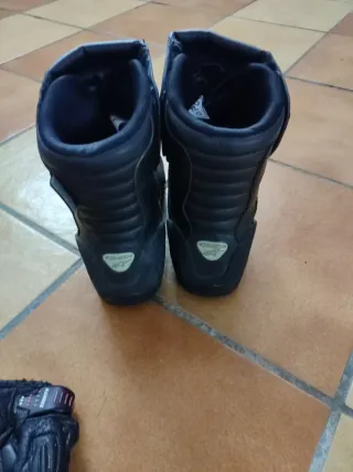 Botas y Guantes Moto Cuero Negro