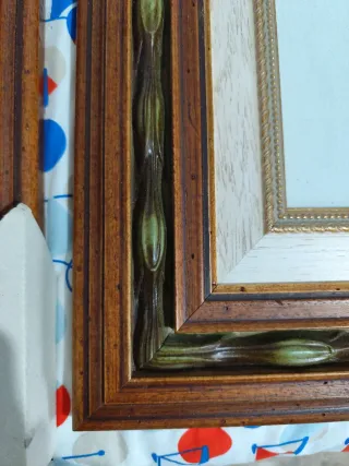 Marcos de madera con detalle dorado.