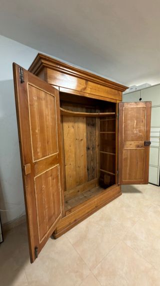 Armario macizo rústico. Estilo antiguo,buen estado