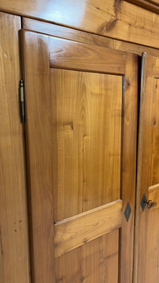Armario macizo rústico. Estilo antiguo,buen estado