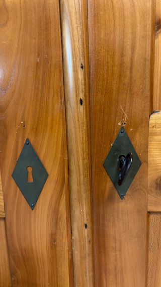 Armario macizo rústico. Estilo antiguo,buen estado