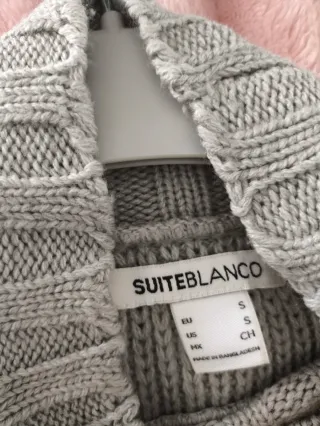 Jersey gris de cuello alto