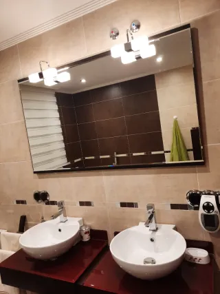 Mueble baño con lavabos, espejo y columna