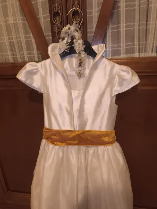 Vestido de niña blanco y dorado
