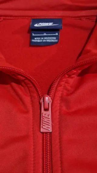 Chaqueta deportiva Nike roja