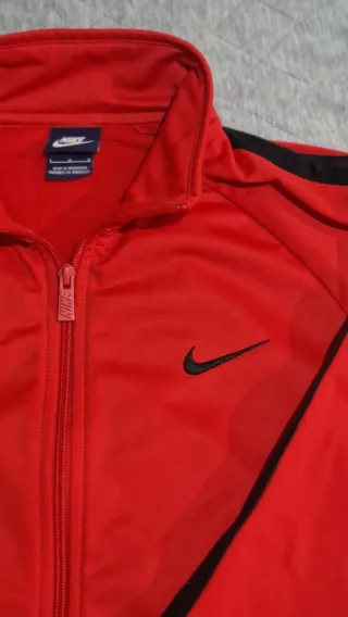 Chaqueta deportiva Nike roja