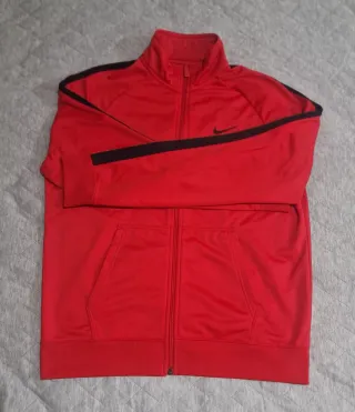 Chaqueta deportiva Nike roja