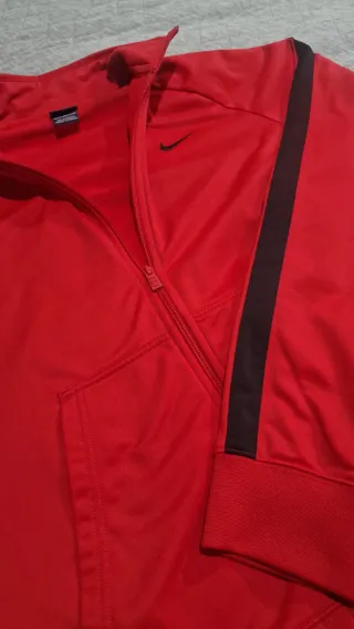Chaqueta deportiva Nike roja