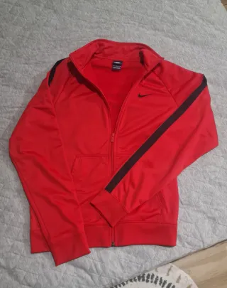 Chaqueta deportiva Nike roja