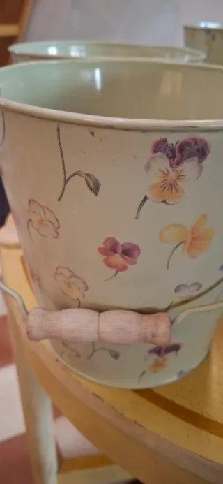 Cubos y jarras metálicos vintage florales