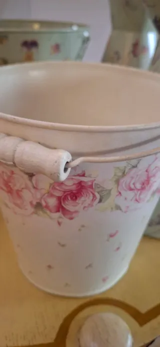 Cubos y jarras metálicos vintage florales