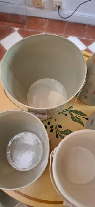 Cubos y jarras metálicos vintage florales