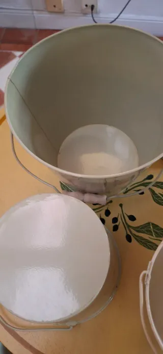 Cubos y jarras metálicos vintage florales