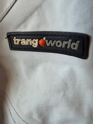 Pantalones de esquí con tirantes y guantes.