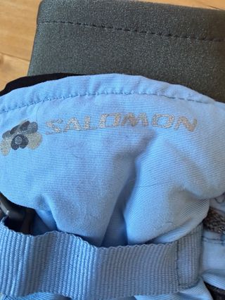 Pantalones de esquí con tirantes y guantes.