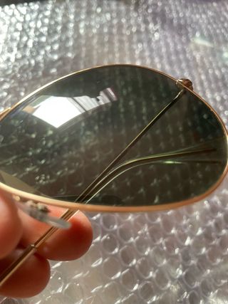 Gafas de sol Ray-Ban Aviator doradas y verde .