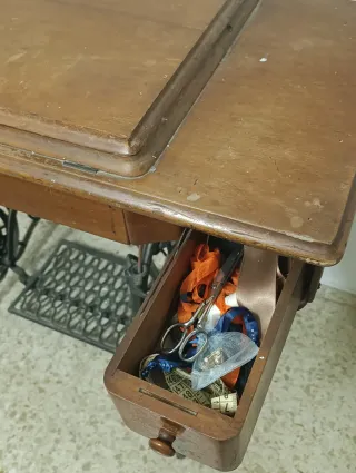 Máquina de coser Singer antigua con mueble