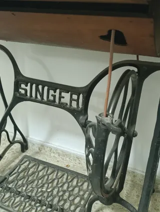 Máquina de coser Singer antigua con mueble