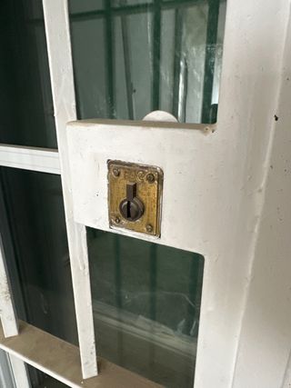 Reja doble hoja para puerta con cerradura