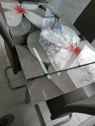 Mesa de comedor con 4 sillas